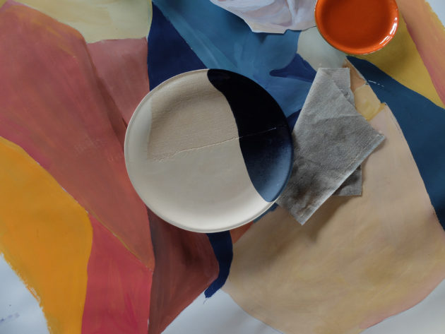 Expérimentation couleurs, poteries sur rouleau de papier [Fanny Muller]