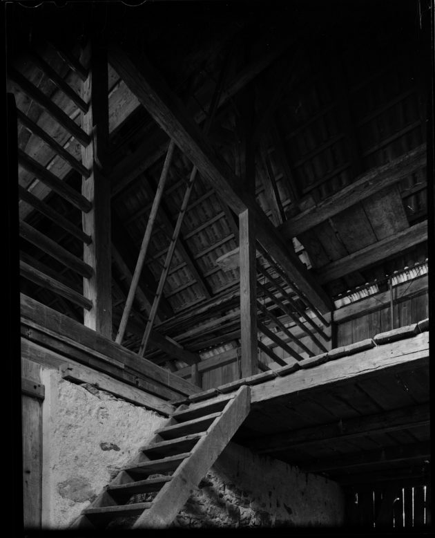 Escalier et charpente dans l’ancienne étable [Marcello Girardelli]
