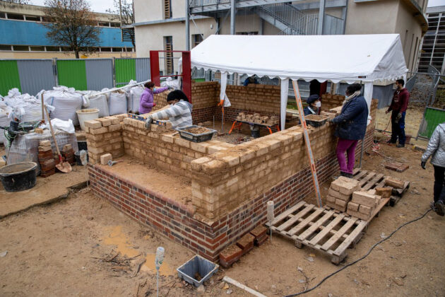 Architecture régénérative Rosny - Abri à vélos - L’atelier d’insertion par un chantier en terre crue // Bertrand Guigou / Topophile