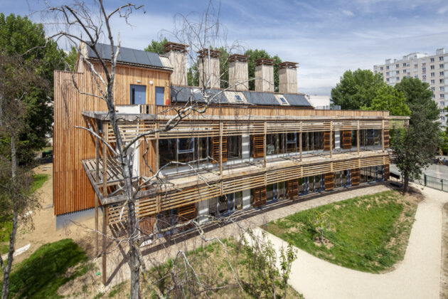 Architecture régénérative Rosny - Centre de loisirs Jacques Chirac — La façade sud donnant sur le jardin // Juan Sepulveda / Topophile
