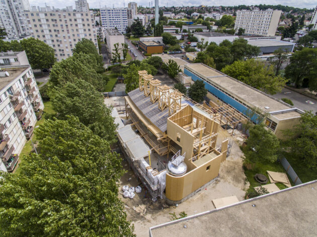 Architecture régénérative Rosny - Centre de loisirs Jacques Chirac — Le chantier dans son environnement urbain // Juan Sepulveda / Topophile