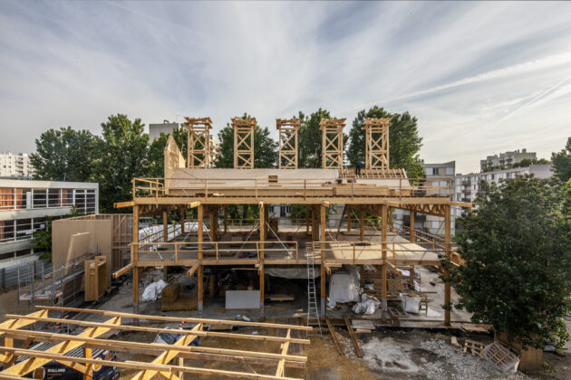 Architecture régénérative Rosny - Centre de loisirs Jacques Chirac — La charpente en bois entièrement levée // Juan Sepulveda / Topophile