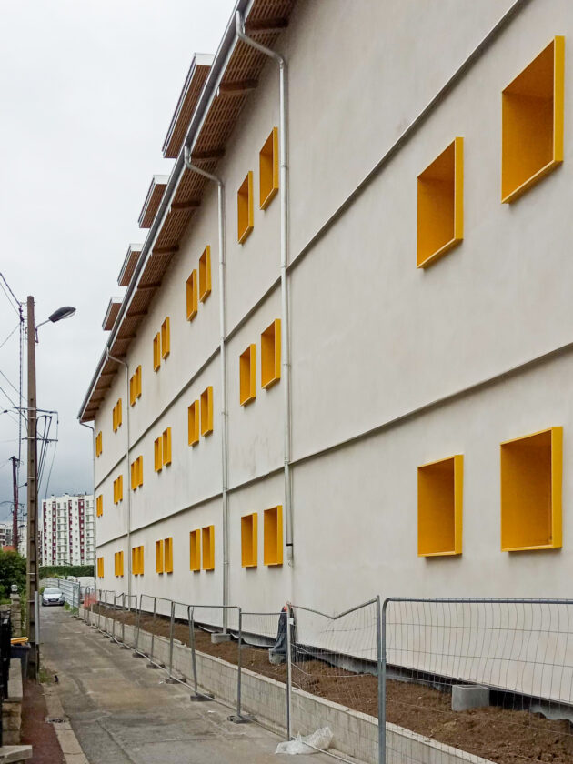 Architecture régénérative Rosny - École Simone Veil — La façade nord achevée // Vincent Raeppel / Architecture régénérative / Topophile