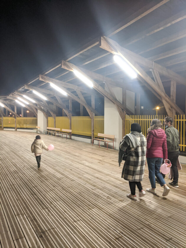 Architecture régénérative Rosny - École Simone Veil — Le préau de la toiture-terrasse de nuit // Martin Paquot / Topophile