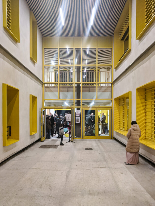 Architecture régénérative Rosny - École Simone Veil — De nuit dans le grand porche d’entrée // Martin Paquot / Topophile