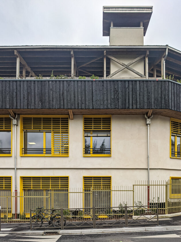 Architecture régénérative Rosny - École Simone Veil — La façade ouest, sur rue // Martin Paquot / Topophile