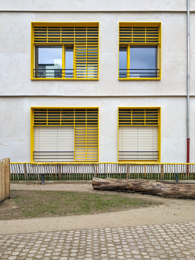 Architecture régénérative Rosny - École Simone Veil — Menuiseries en façade sud, donnant sur la cour // Martin Paquot / Topophile