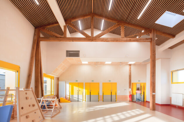 Architecture régénérative Rosny - École Simone Veil — Salle de motricité au R+2 // Juan Sepulveda / Ekopolis / Topophile