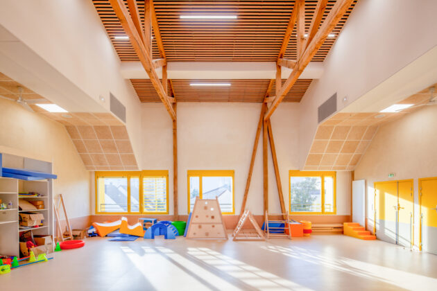 Architecture régénérative Rosny - École Simone Veil — Salle de motricité au R+2 // Juan Sepulveda / Ekopolis / Topophile