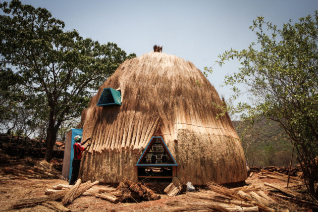 The thatch is composed of bundles of straw assembled on the underlying structure and cut to form a dome [Stefano Mori]