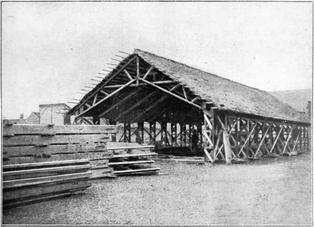 Les murs de ce vaste hangar seront également faits de « moellons » de paille. [Ce ne sera vraisemblablement jamais le cas et le hangar existe toujours tel quel, N.D.E.] // La Science et la Vie, 1921 / photographie restaurée par Topophile