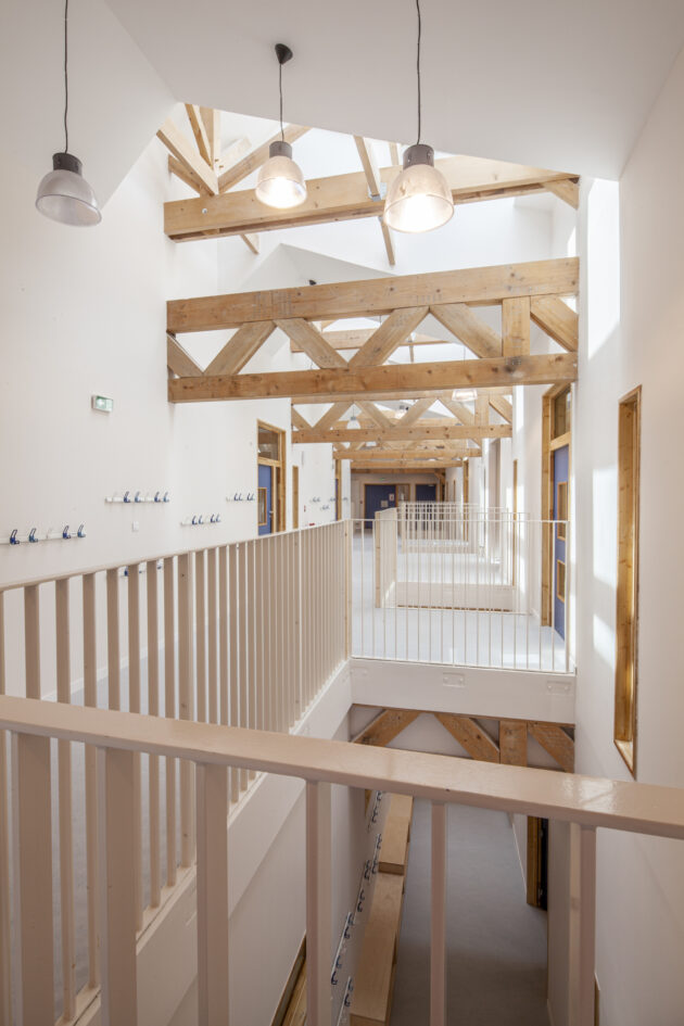 Architecture régénérative Rosny - Centre de loisirs Jacques Chirac — Les couloirs en double-hauteur // Juan Sepulveda / Topophile