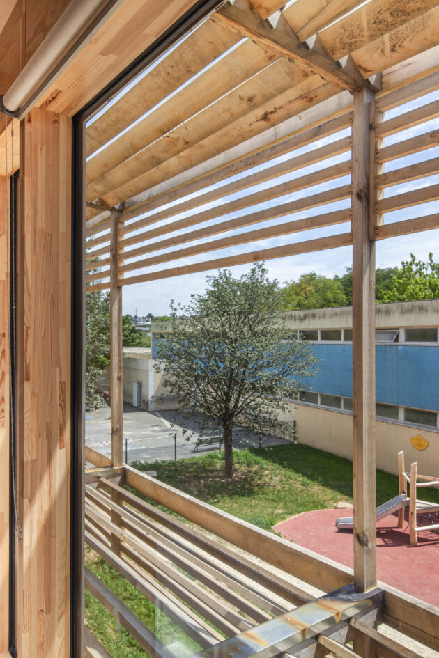 Architecture régénérative Rosny - Centre de loisirs Jacques Chirac — La vue à travers les brise-soleil // Juan Sepulveda / Topophile