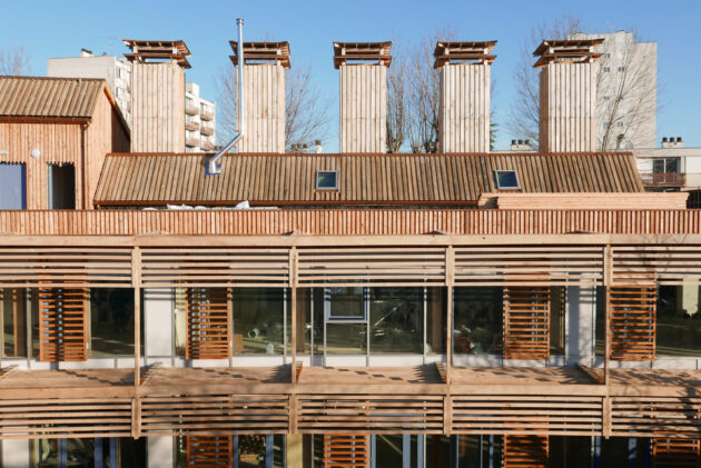 Architecture régénérative Rosny - Centre de loisirs Jacques Chirac — La façade sud vêtue de bois en bardage et brise-soleil // Ville de Rosny-sous-Bois / Topophile