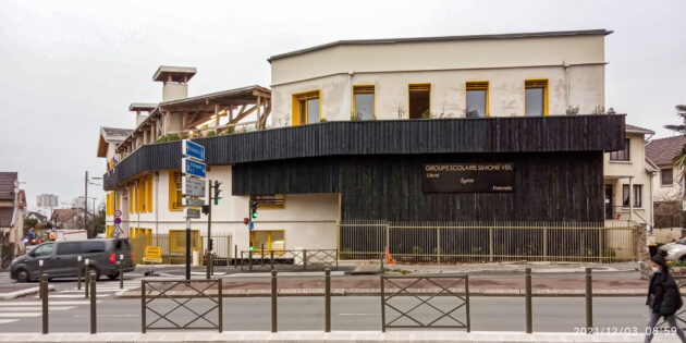 Architecture régénérative Rosny - École Simone Veil — La façade sud, sur rue // Architecture régénérative / Topophile