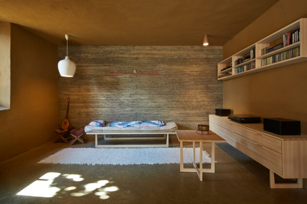 Earthman - Fontanella — Salon de l’appartement 1 : contre-mur en pisé à incrustations et lits pigmentés // Lukas Gächter / Topophile