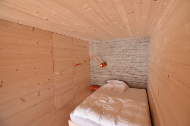 Earthman - Fontanella — Chambre d’appartement 2 : murs en sapin blanc massif & contre-mur en pisé à lits pigmentés // Raphael Pauschitz / Topophile