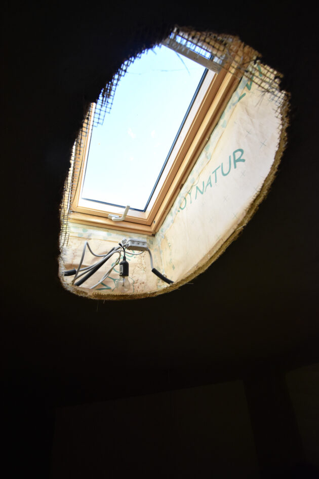 Earthman - Fontanella — Puits de lumière et découpe organique du faux-plafond en panneaux de terre crue tramée // Raphael Pauschitz / Topophile