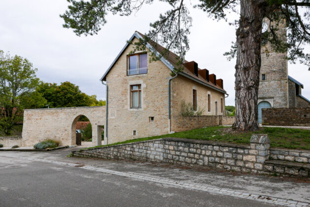 Amiot Lombard - Presbytère Lantenne-Vertière — L’église et le presbytère, toujours au milieu du village // Camille Rognon / Topophile