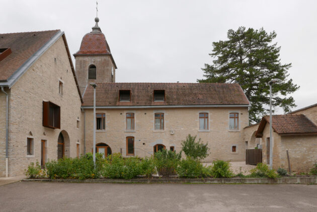 Amiot Lombard - Presbytère Lantenne-Vertière — Façade nord (ex-cure) et ouest (ex-grange) sur la cour // Amiot Lombard / Topophile