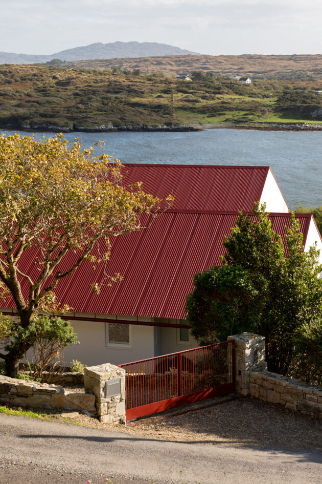 RWKA - Clifden House — Au-delà des toitures, les rives du Connemara // Shantanu Starick / Topophile
