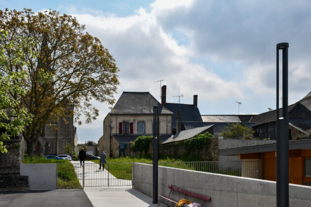Huitorel Morais - La Selle-Craonnaise — Le chemin menant au centre du village // Alexis Desplats / Topophile