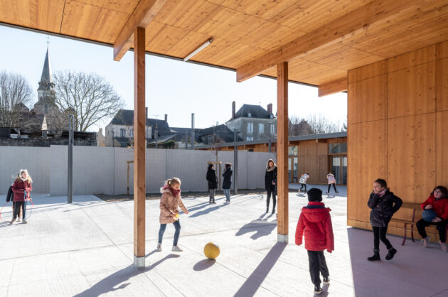 Huitorel Morais - La Selle-Craonnaise — Le préau, terrain de jeu… pour les enfants et les futures extensions // Simon Guesdon / Topophile