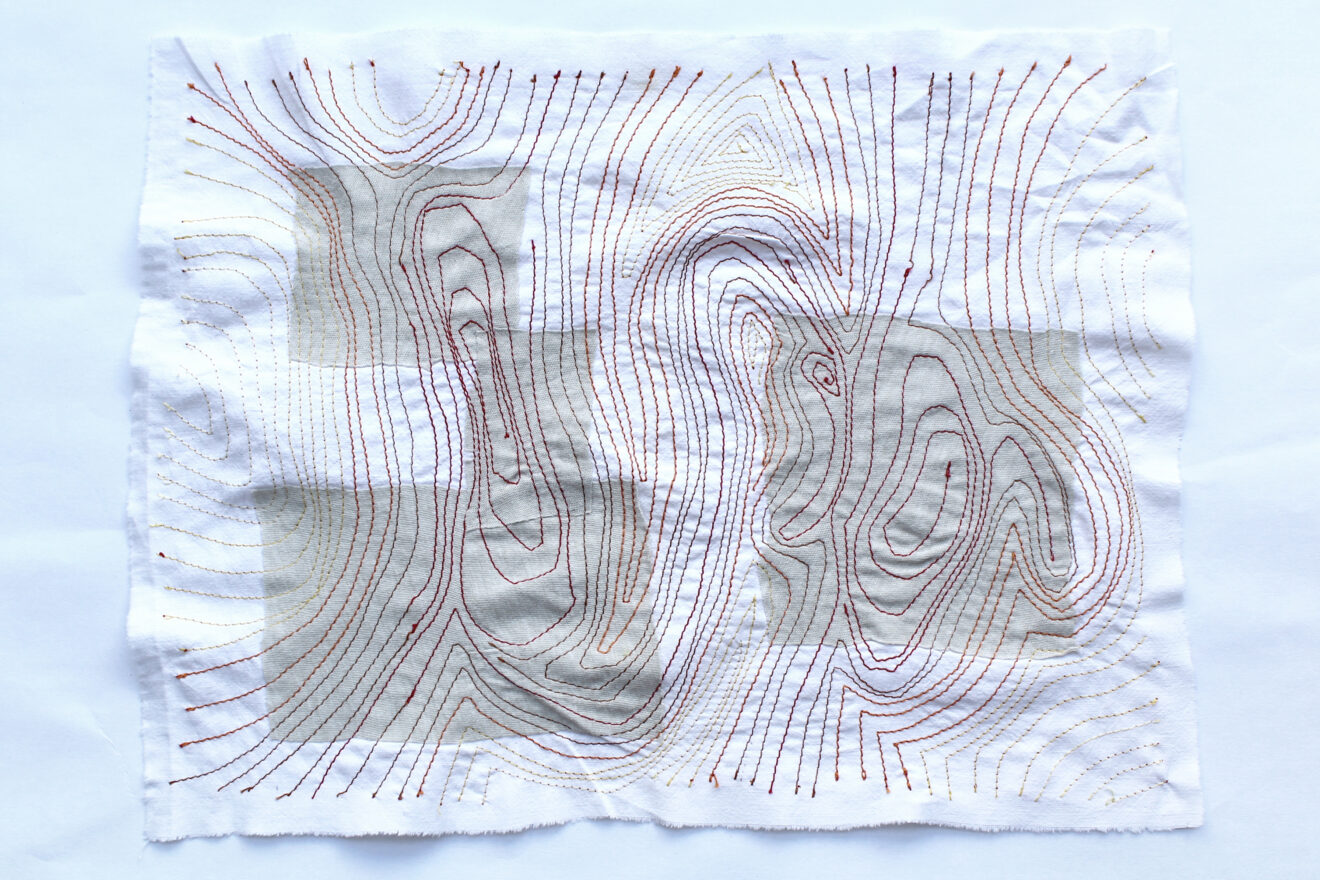 Des volutes chaleureuses transitent ; au gré des étoffes, elles détournent leur chemin // Maud Harou / Topophile