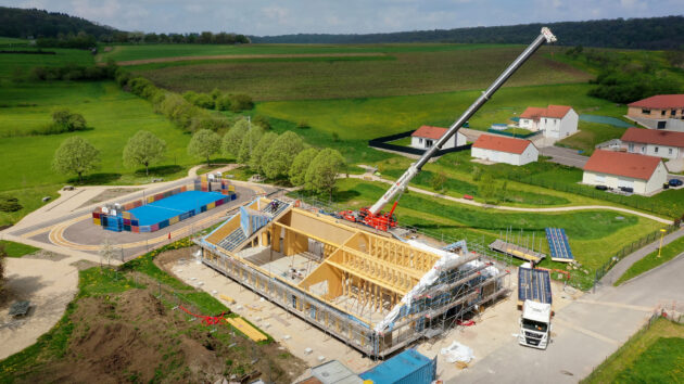 Vue aérienne du chantier, levage des caissons bois-paille // Mairie MSV / Topophile