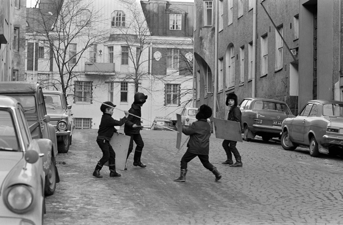 Garcons-jouant-rue-Meritullinkatu-a-Helsinki-en-janvier-1971_Eeva-Rista_Wikimedia_Topophile.jpg