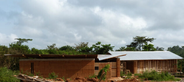 Eskaapi - Bibliothèque Abetenim — Au premier plan, la bilbiothèque ; au second plan, une salle de classe construite dans le cadre d'un autre chantier international // Eskaapi / Topophile