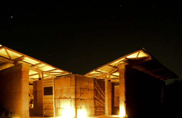 Eskaapi - Bibliothèque Abetenim — Mise en lumière nocturne de la bibliothèque, qui a participé à redonner une image contemporaine et confortable de la construction en terre // Eskaapi / Topophile