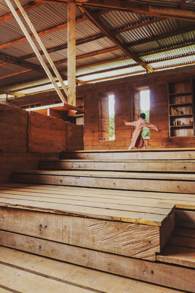 Eskaapi - Bibliothèque Abetenim — Le bois a été coupé dans les forêts du village et scié sur place ou récupéré sur des chantiers voisins // Eskaapi / Topophile