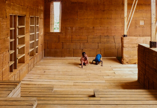 Eskaapi - Bibliothèque Abetenim — Un groupe scolaire au sein du village, la garantie d’une poursuite de scolarité plus longue // Eskaapi / Topophile