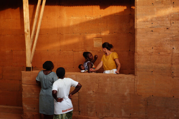 Eskaapi - Bibliothèque Abetenim — Visite du bâtiment terminé avec les femmes du village, dont la participation au chantier a essentiellement consisté à apporter l'eau nécessaire aux fondations // Eskaapi / Topophile