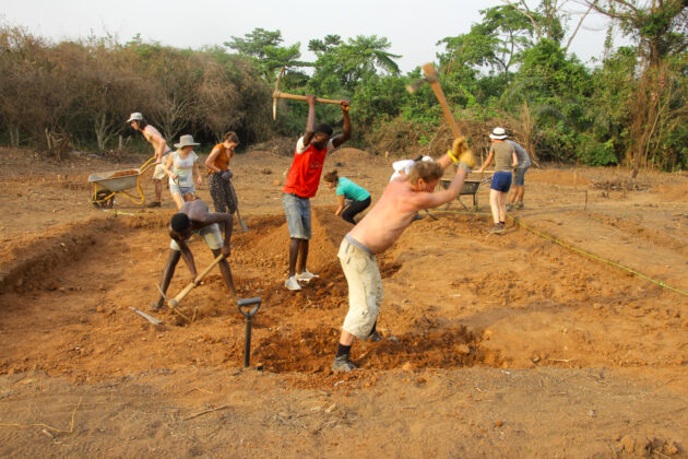 Eskaapi - Bibliothèque Abetenim — La terre d'excavation sera utilisée pour réaliser les murs en pisé // Eskaapi / Topophile