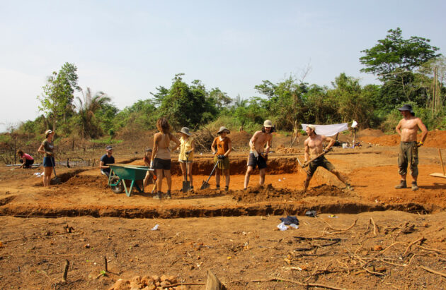 Eskaapi - Bibliothèque Abetenim — Volontaires internationaux, ouvriers locaux et architectes creusent les fondations de la bibliothèque ; ils réutiliseront cette terre pour construire les murs en pisé // Eskaapi / Topophile