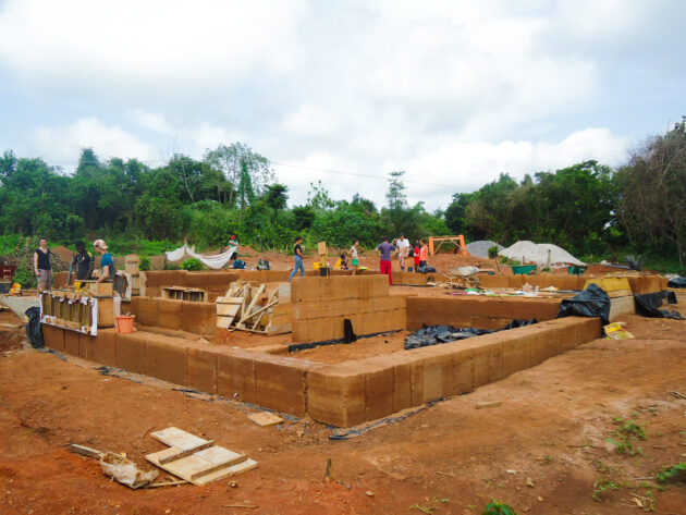 Eskaapi - Bibliothèque Abetenim — Premières levées de pisé en terre de site // Eskaapi / Topophile