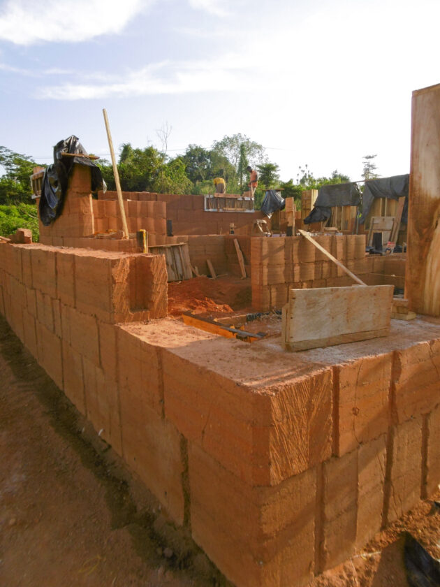 Eskaapi - Bibliothèque Abetenim — Piser en terre de site, la garantie d'une architecture en résonnance avec son milieu naturel // Eskaapi / Topophile