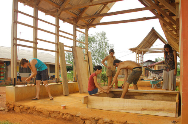 Eskaapi - Bibliothèque Abetenim — Fabrication des bibliothèques en bois de réemploi à l'atelier // Eskaapi / Topophile