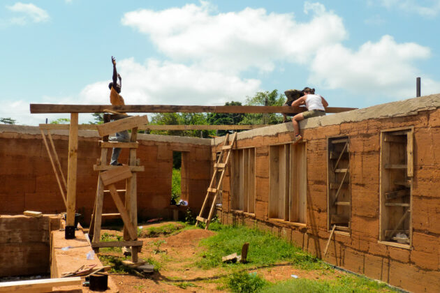 Eskaapi - Bibliothèque Abetenim — Levée des premiers éléments de charpente par les architectes et le charpentier du village // Eskaapi / Topophile