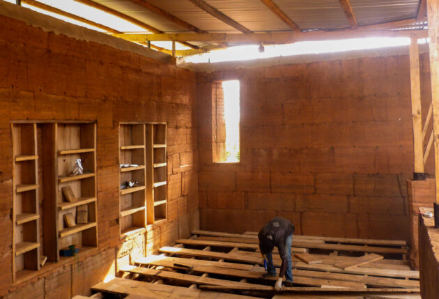 Eskaapi - Bibliothèque Abetenim — Réemploi des planches de coffrage pour la réalisation du parquet // Eskaapi / Topophile