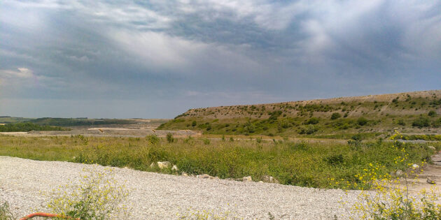 PNRCMO - Plan de paysage bassin carrier — Elevation en cours d'une colline de stériles : la végétation colonise rapidement les coteaux // Sarah Ador / Topophile