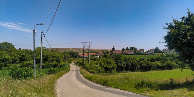 PNRCMO - Plan de paysage bassin carrier — Le village de Bernes, en bordure de carrière, voit son arrière-plan se modifier avec l'apparition progressive d'une colline // Sarah Ador / Topophile