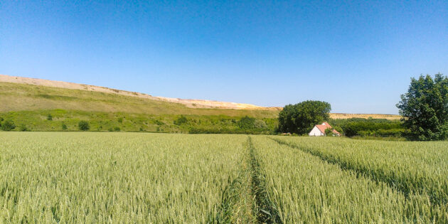 PNRCMO - Plan de paysage bassin carrier — Une colline apparait en toile de fond du village d'Hydrequent // Sarah Ador / Topophile
