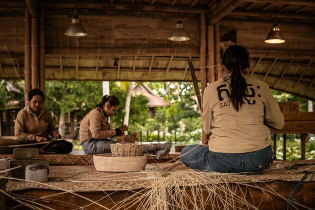Artisane dans l'atelier de tressage // Satcha, Cambodian Handicraft Incubation Center / Topophile