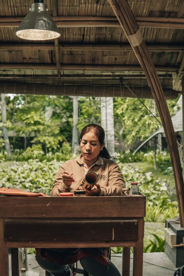 Artisane laqueuse peignant un soliflore en bambou // Satcha, Cambodian Handicraft Incubation Center / Topophile