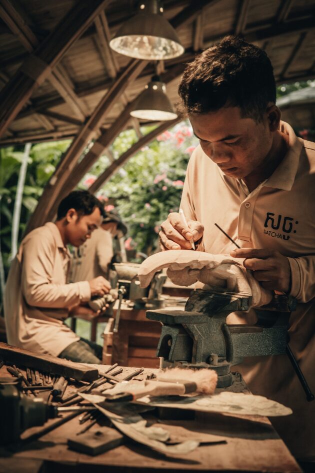 Artisans sculpteurs // Satcha, Cambodian Handicraft Incubation Center / Topophile