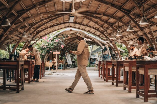 L'ouverture des ateliers favorise les interactions // Satcha, Cambodian Handicraft Incubation Center / Topophile