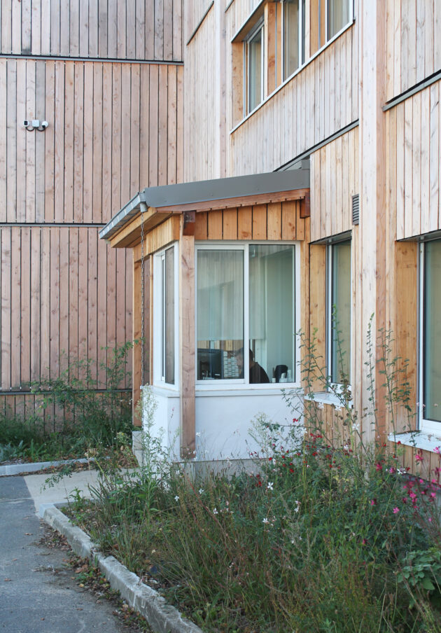 La petite loge du gardien avec des enduits terre sur botte de paille // Jeanne Rivière / Topophile